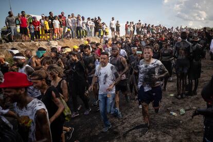 Este hallazgo motivó un pequeño conflicto, porque su artífice consideraba, al ser él de Guadix, que la imagen debía llevarse a su ciudad.