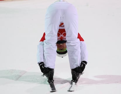 El deportista chino Zongyang Jia estira después de participar en la final de esquí acrobático, el 18 de febrero.