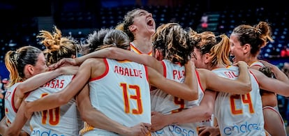 Nicholls, en el centro de la piña de la selección celebrando el oro en el Eurobasket de 2019. feb