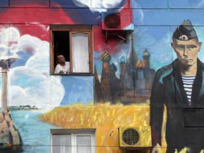 Retrato de Vladimir Putin em um grafite na Crimeia.