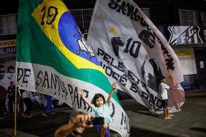 Fanticos del Santos se renen afuera del estadio Urbano Caldeira, donde juega su club, para honrar a Pel, la noche del jueves.