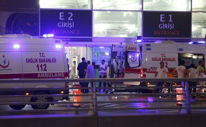 Serveis sanitaris esperen a les portes de l'aeroport Internacional Atatürk per socórrer els ferits de les explosions.