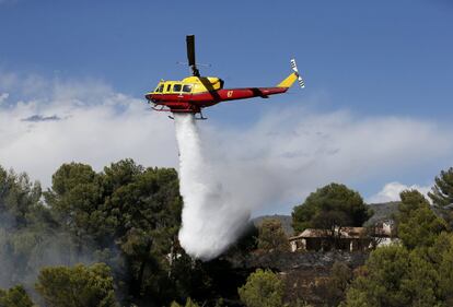 Un helicóptero se suma a las labores de extinción de un incendio en Carros, cerca de Niza, al sur de Francia.