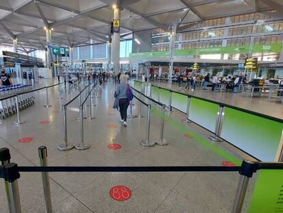 Aeropuerto de Málaga-Costa del Sol con medidas de distancia por la Covid-19.
 