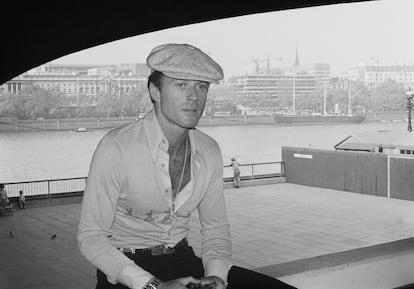 El actor Robert Redford sentado bajo el puente de Waterloo, en South Bank, Londres, el 12 de septiembre de 1973.
