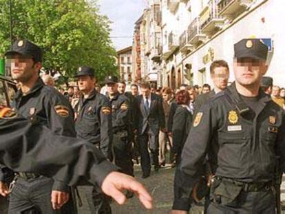 Ibarretxe, abucheado a la salida del funeral por Manuel Giménez Abad