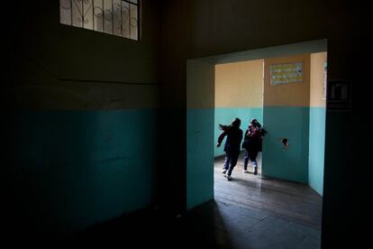 El colegio Amauta Rikchari está dentro del complejo del mercado de San Roque. Algunos hijos de vendedores van a clase en sus aulas, una de las pocas escuelas bilinguie intercultural que promueve el aprendizaje del Kichua.