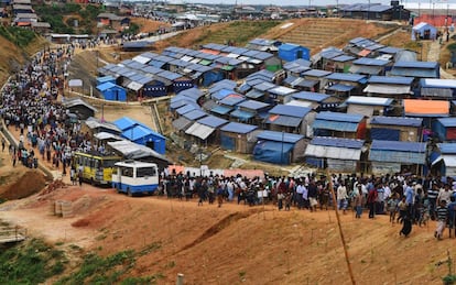 Los refugiados rohingya se dirigen a la ceremonia conmemorativa, el 25 de agosto de 2018, en el campamento de Kutupalong, en Bangladesh.