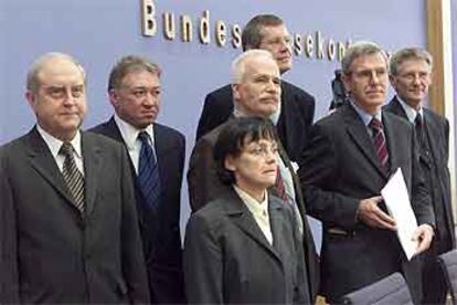 Los 'sabios' de la economía alemana. De izquierda a derecha: Udo Ludwig, Gustav-Adolf Horn, Elke Schaefel-Jaeckel, Joachim Scheide, Oscar-Erich Kuntze, Willi Leibfritz y Eckhardt Wohlers.