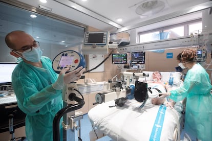 Jordi Soriano, de 51 anos, é o primeiro paciente de covid-19 a ser submetido com sucesso a um transplante pulmonar na Espanha, depois de se contagiar na terceira onda da pandemia e permanecer por mais de quatro meses na UTI.
