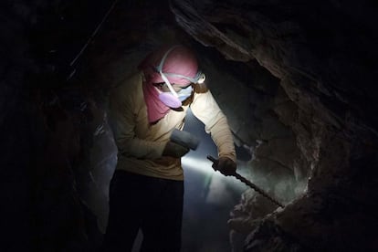 Un minero trata de romper piedras con un cincel en busca de oro en el túnel de una mina en Relave, un pueblo minero de la provincia de Parinacochas en Ayacucho.