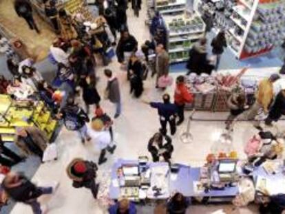 El gasto de los consumidores representa alrededor del 67 % de la actividad económica de Estados Unidos. EFE/Archivo