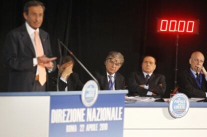 Silvio Berlusconi escucha la intervención de Gianfranco Fini.