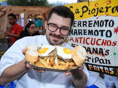 Un chef muestra uno de los platos que se sirve en la feria gastron&oacute;mica &Ntilde;am, en Santiago de Chile.