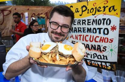 Un chef muestra uno de los platos que se sirve en la feria gastronómica Ñam, en Santiago de Chile.