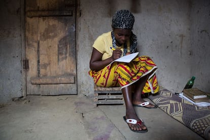 Sierra Leona. Adama, de 16 años, tuvo contracciones durante dos días antes de acudir a un centro médico. Debido a esa demora, su bebé sufrió estrés fetal y murió dos días después de nacer. Ella está muy triste porque además de perder a su hijo tuvo que dejar la escuela debido al embarazo.