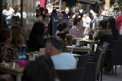 Clientes en una terraza de la madrileña plaza de Chueca, ayer por la mañana.