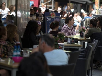 Clientes en una terraza de la madrileña plaza de Chueca, ayer por la mañana.