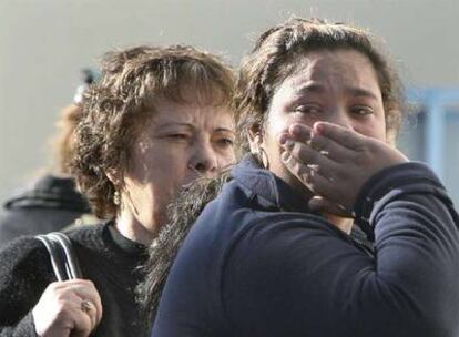 Dos familiares de los heridos esperan noticias a la entrada del hospital Vall d'Hebron de Barcelona.