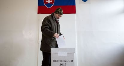 Un hombre deposita su voto en el refer&eacute;ndum del pasado s&aacute;bado para prohibir el matrimonio homosexual en Eslovaquia.