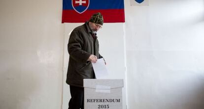 Un hombre deposita su voto en el referéndum del pasado sábado para prohibir el matrimonio homosexual en Eslovaquia.