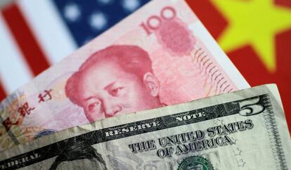 Uma nota de yuan e outra de dólar.