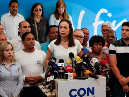 María Corina Machado, rodeada de su equipo, este martes en Caracas.