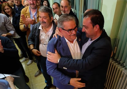 Manuel Alvarez, el alcalde actual, abraza Anibal en una foto de archivo.