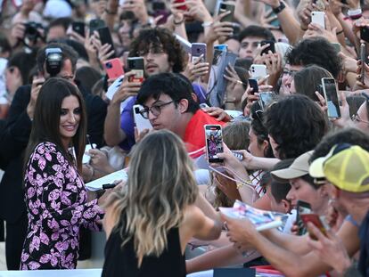 Penélope Cruz firma autógrafos a su llegada al estreno de 'L'immensita', en el 79º festival de Venecia.