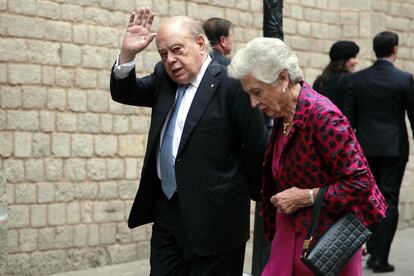 El expresidente de la Generalitat Jordi Pujol y su mujer, Marta Ferrusola, minutos antes de entrar a la iglesia de Santa Mar&iacute;a del Mar.