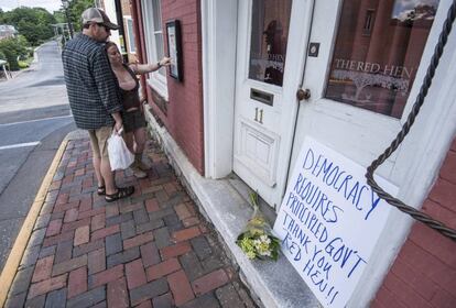 Unos clientes revisan el menú de Red Hen, el restaurante que explusó a Sarah Huckabee Sanders .