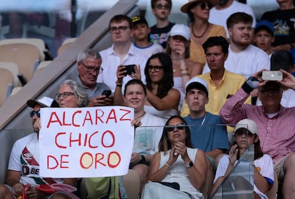Aficionados muestran un cartel de apoyo a Alcaraz.