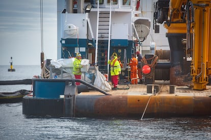 Trabajos en el barco hundido 'OS35' varado en Gibraltar.