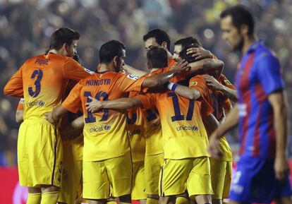 Los jugadores del Barcelona celebran el tercer gol.