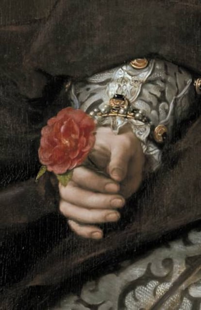 Una rosa roja de boticarios, detalle del retrato 'María Tudor, reina de Inglaterra, segunda mujer de Felipe II', de Antonio Moro, pintado en 1554.