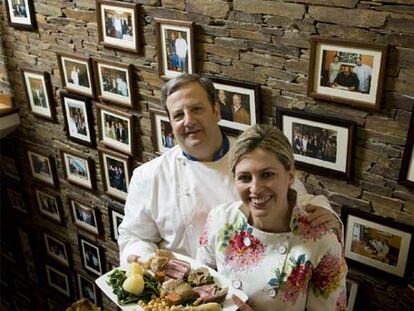 José Luis Iglesias y Áurea Vázquez, delante de la pared con fotografías de su restaurante.