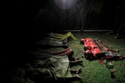 Los cuerpos de niños y adultos Rohingya yacen en el suelo tras el naufragio de su barco en la playa Inani cerca de Cox's Bazar, Bangladesh.