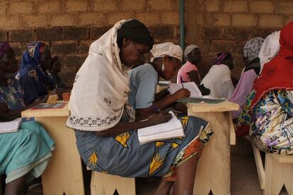 Alimata Ouédraogo, de 45 años, no desaprovecha la oportunidad que le ofrece Afedi de seguir cursos de alfabetización para aprender a leer y escribir en su lengua materna, el moré.