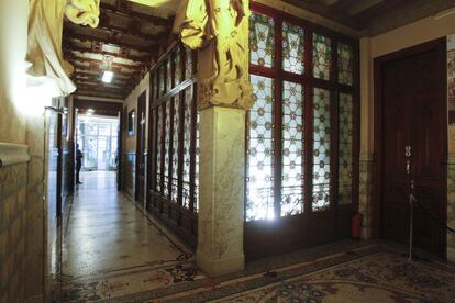 Juegos de luces a través de las vidrieras emplomadas de la Casa Lleó i Morera de Barcelona.