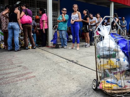 Colas en un centro de distribuci&oacute;n de alimentos de Caracas.