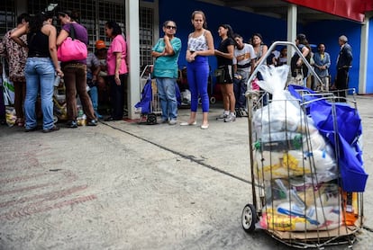 Colas en un centro de distribuci&oacute;n de alimentos de Caracas.