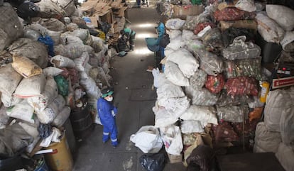 Una nave de acopio de material reciclable en Bogotá donde ahora los recicladores tomaron la decisión de dejar lo reciclado en cuarentena durante cinco días antes de manipularlo y clasificarlo.