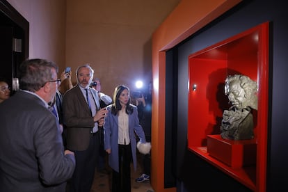 El busto de Goya, obra de Mariano Benlliure, da la bienvenida a la exposición 'Goya del Museo al Palacio', en el palacio de la Aljafería de Aragón. Fotografía de Chus Marchador, cedida por el Gobierno de Aragón.