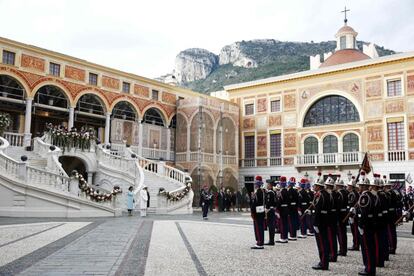 El patio del palacio de Mónaco se ha llenado de las tropas del principado y también de la familia monegasca.