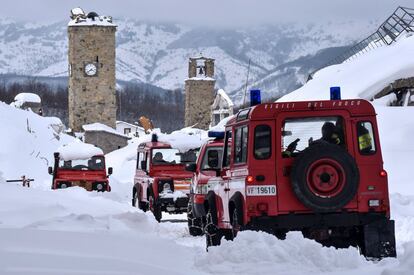 Vehículos de bomberos circulan por una calle del centro de Amatrice.