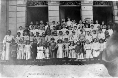 Dolores Ibárruri, a la izquierda de la imagen, en la escuela municipal de Gallarta (Bizkaia) en torno a 1910.