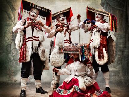 Trajes de la danza Qhapaq Qolla, distrito y provincia de Paucartambo, Cuzco.
