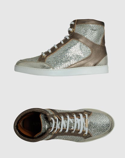 De efecto laminado, en plata, de Jimmy Choo (366 euros).