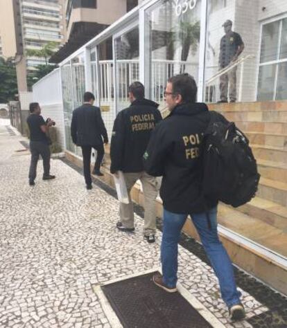 PF chega para fazer perícia no triplex após a ocupação.