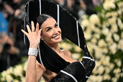 Demi Moore, a su llegada a la alfombra roja de la gala Met 2025.